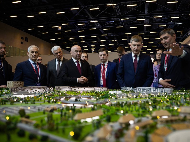 Стенд Адыгеи на КИФ-2026 посетил министр экономического развития России Максим Решетников - НОВОСТИ | Адыгэ макъ