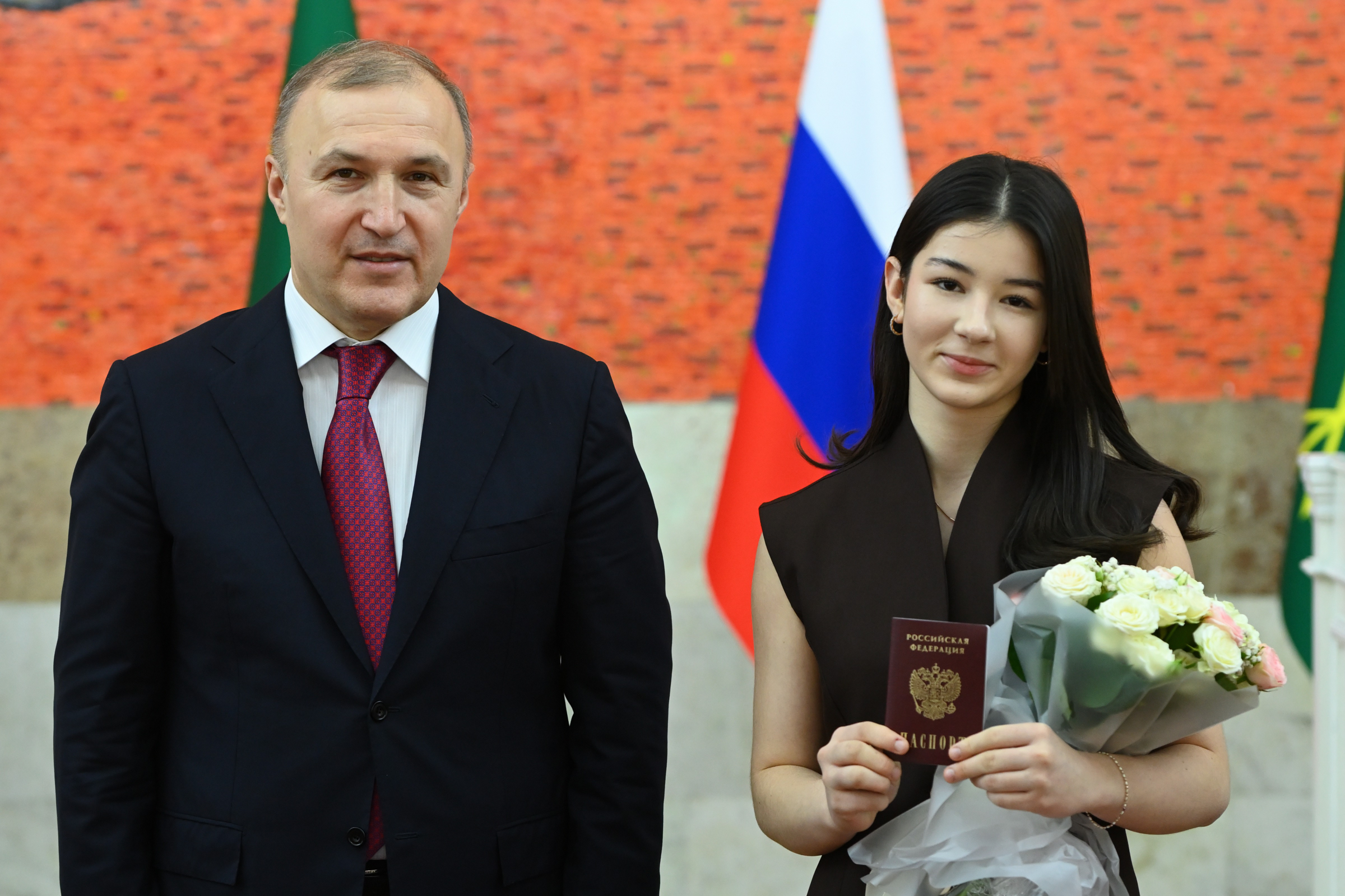 В День Конституции России глава Адыгеи вручил паспорта юным жителям республики