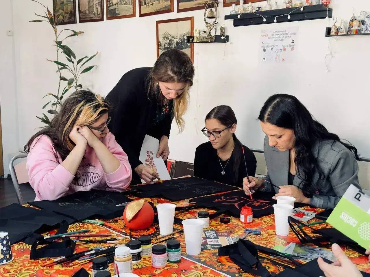 В Адыгее проводят бесплатные мастер-классы по нанесению адыгейских орнаментов на вещи