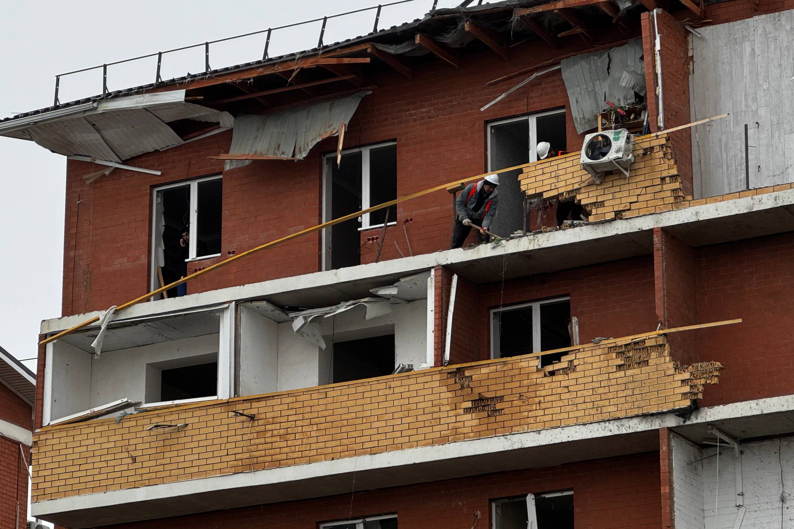 В Новой Адыгее продолжается восстановление жилых домов после вражеской атаки