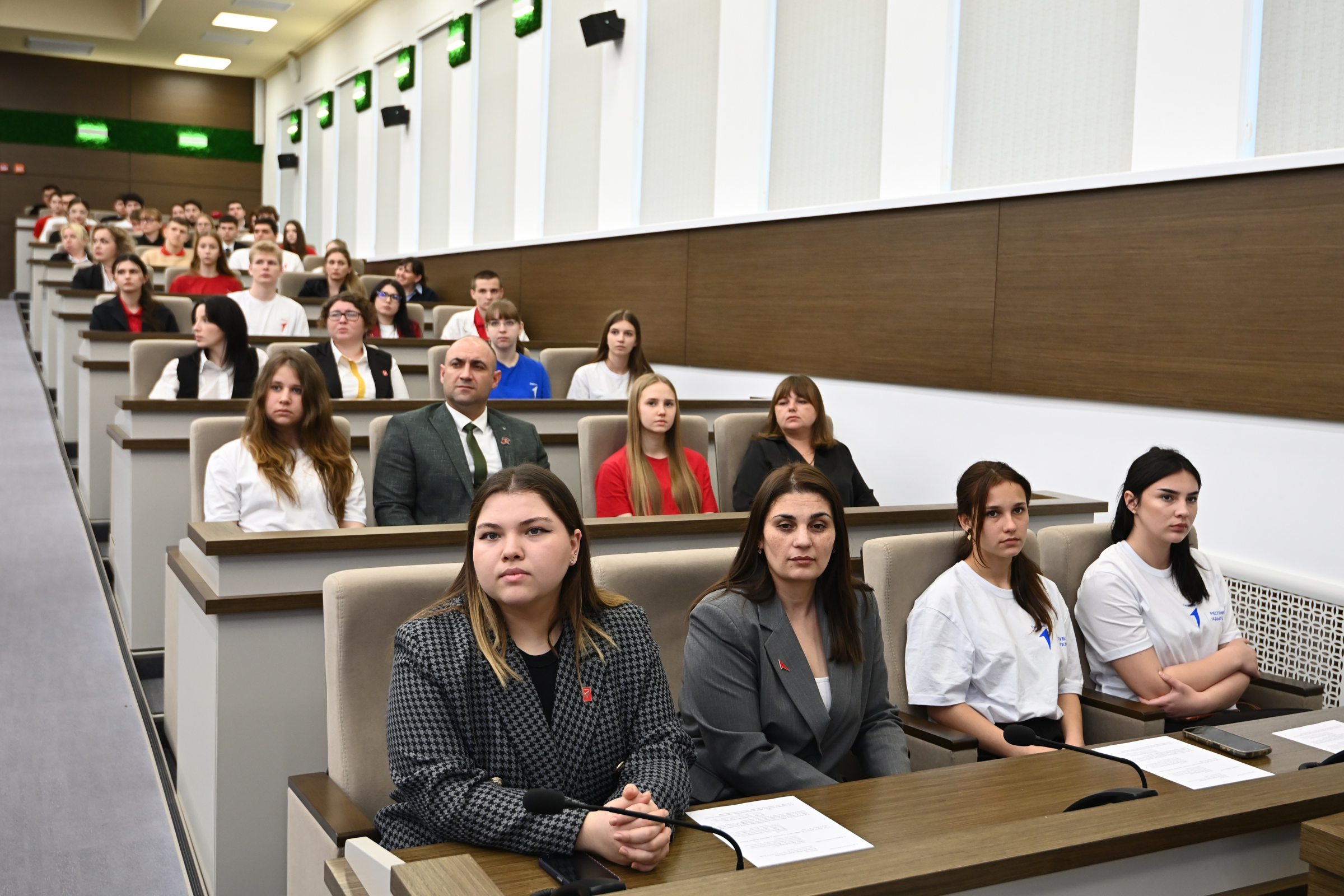 В Доме правительства Адыгеи для молодежи провели экскурсию и показали, как работают органы власти