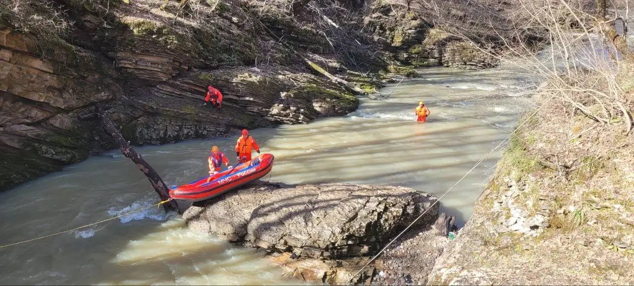 В Адыгее расследуют происшествие с падением машины в горную реку и гибелью пассажиров