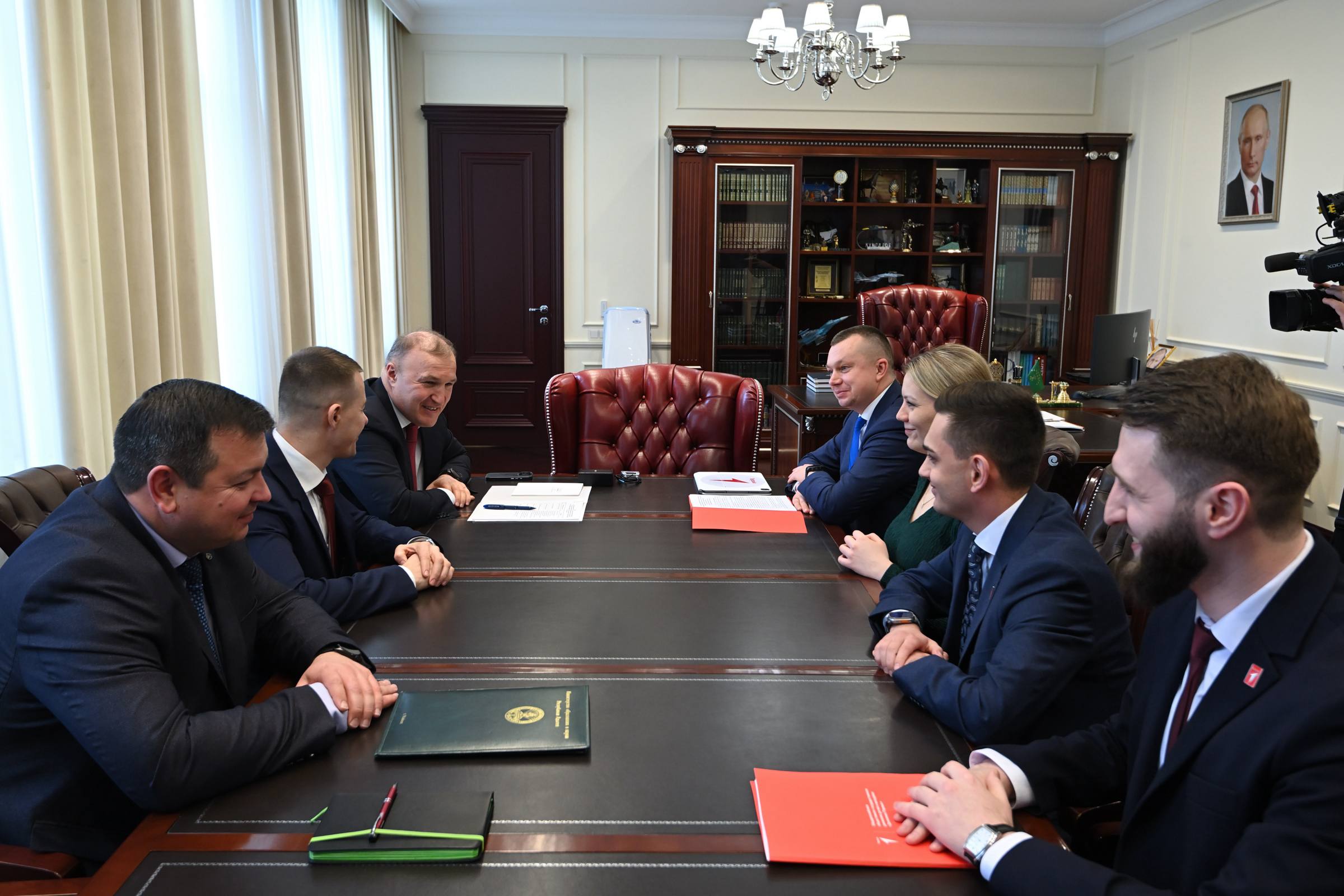 Глава Адыгеи подчеркнул значимость личного примера участников программы «Время Героев» для воспитания молодежи