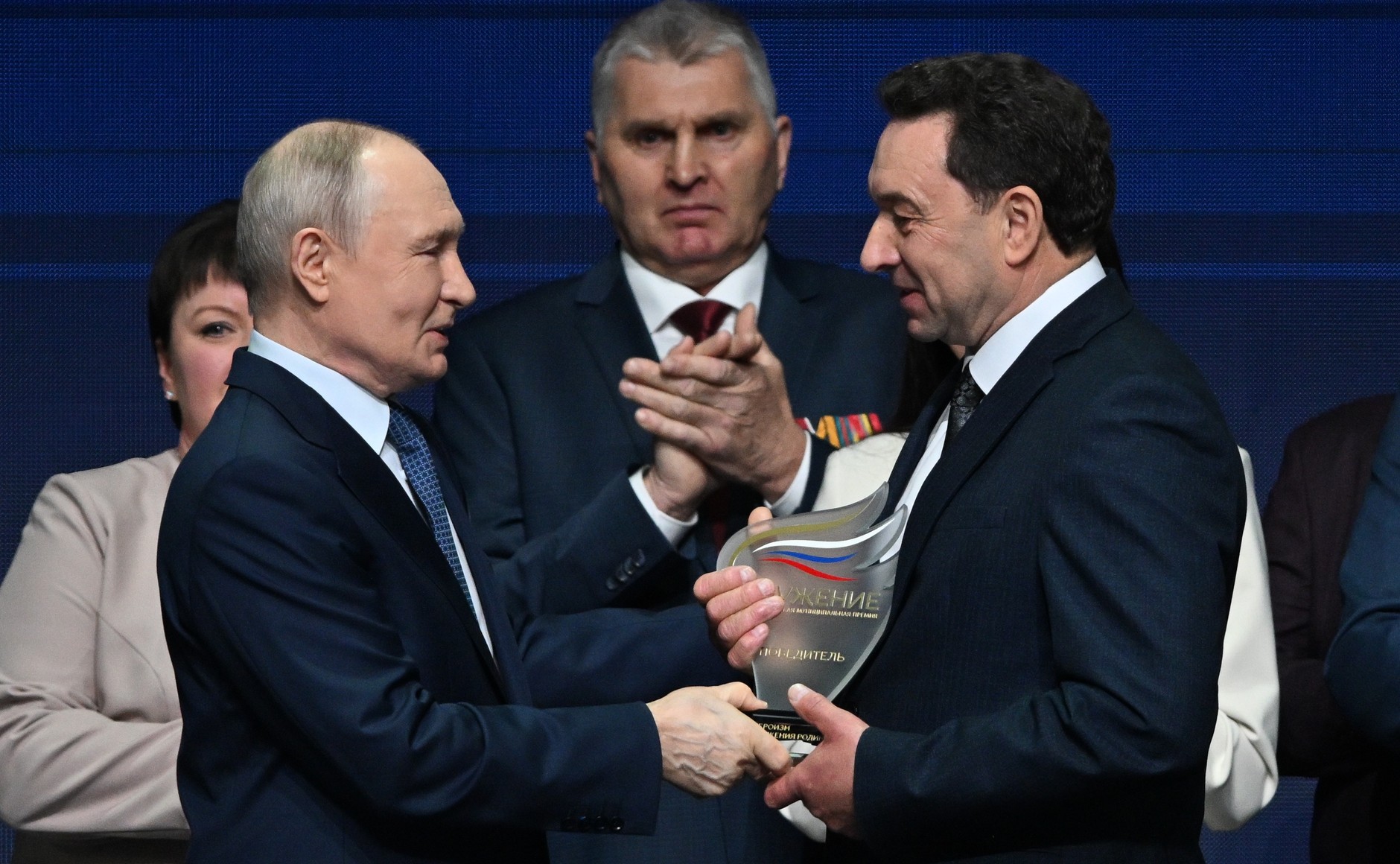 Владимир Путин вручил премию «Служение» ветерану СВО Евгению Филонову | Адыгэ макъ