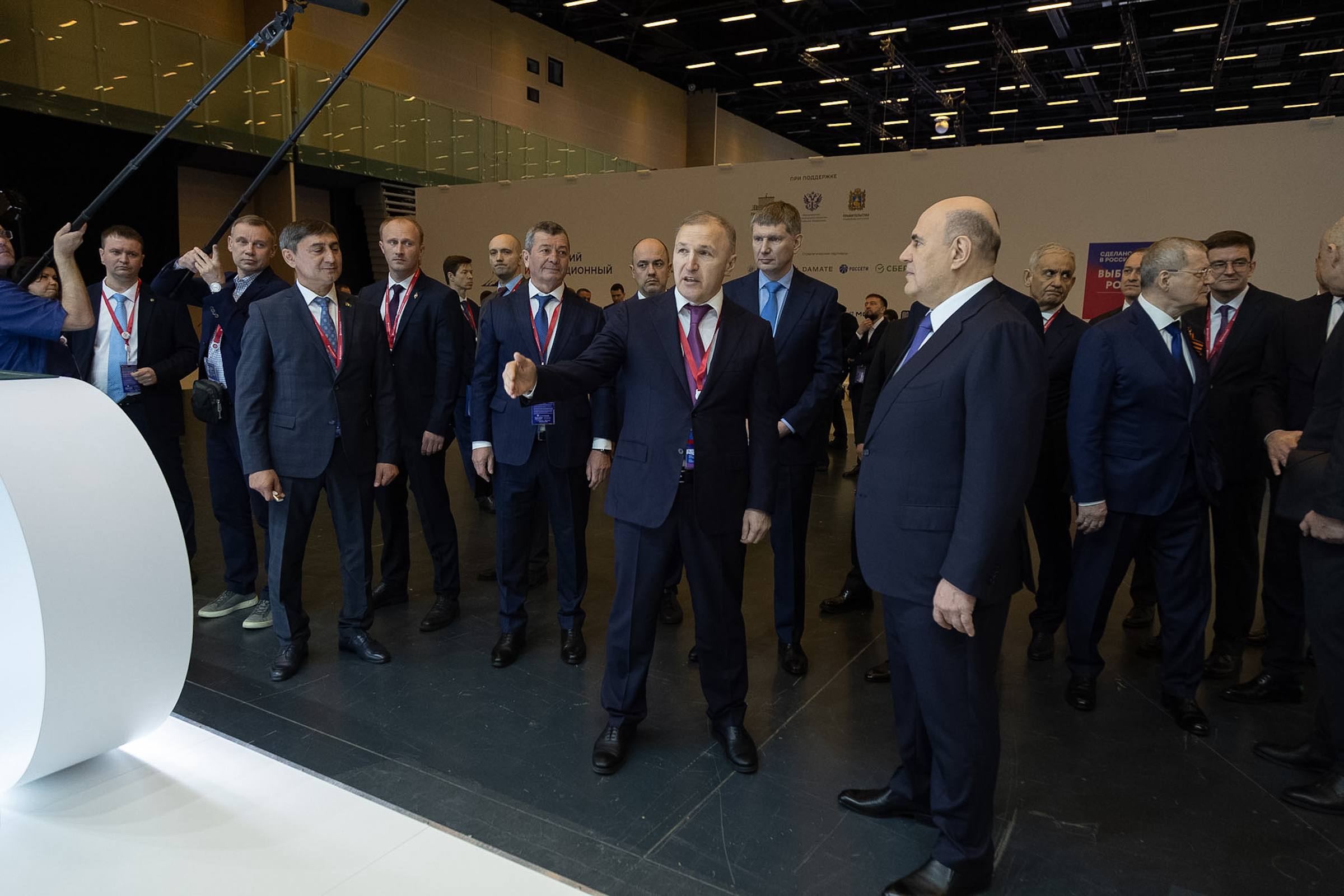 Премьер-министр РФ Михаил Мишустин посетил стенд Адыгеи на КИФ-2026 | Адыгэ макъ