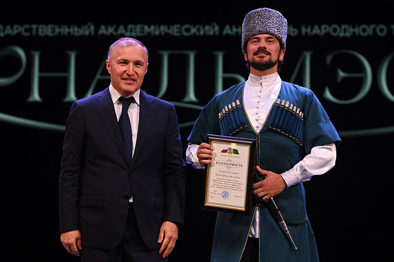 Лъэпкъым иналмэс-налкъут | Адыгэ макъ