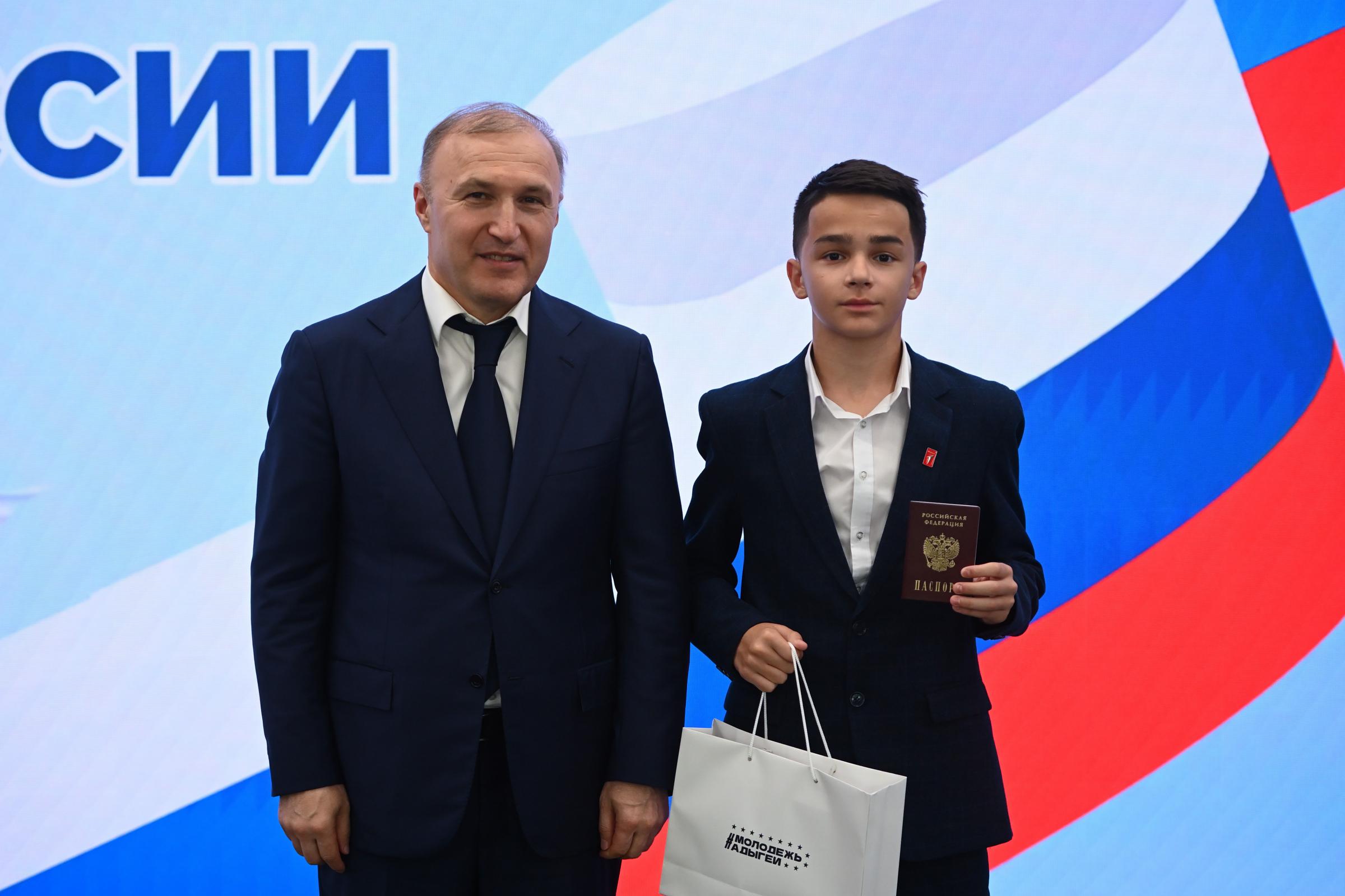 Глава Адыгеи вручил паспорта юным жителям республики | Адыгэ макъ