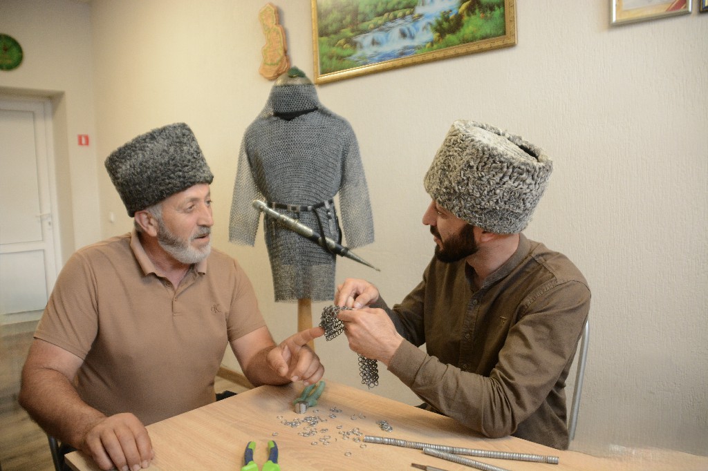 IэпэIэсэныгъэр тарихъым изэгъэшIэн къыщежьэ | Адыгэ макъ